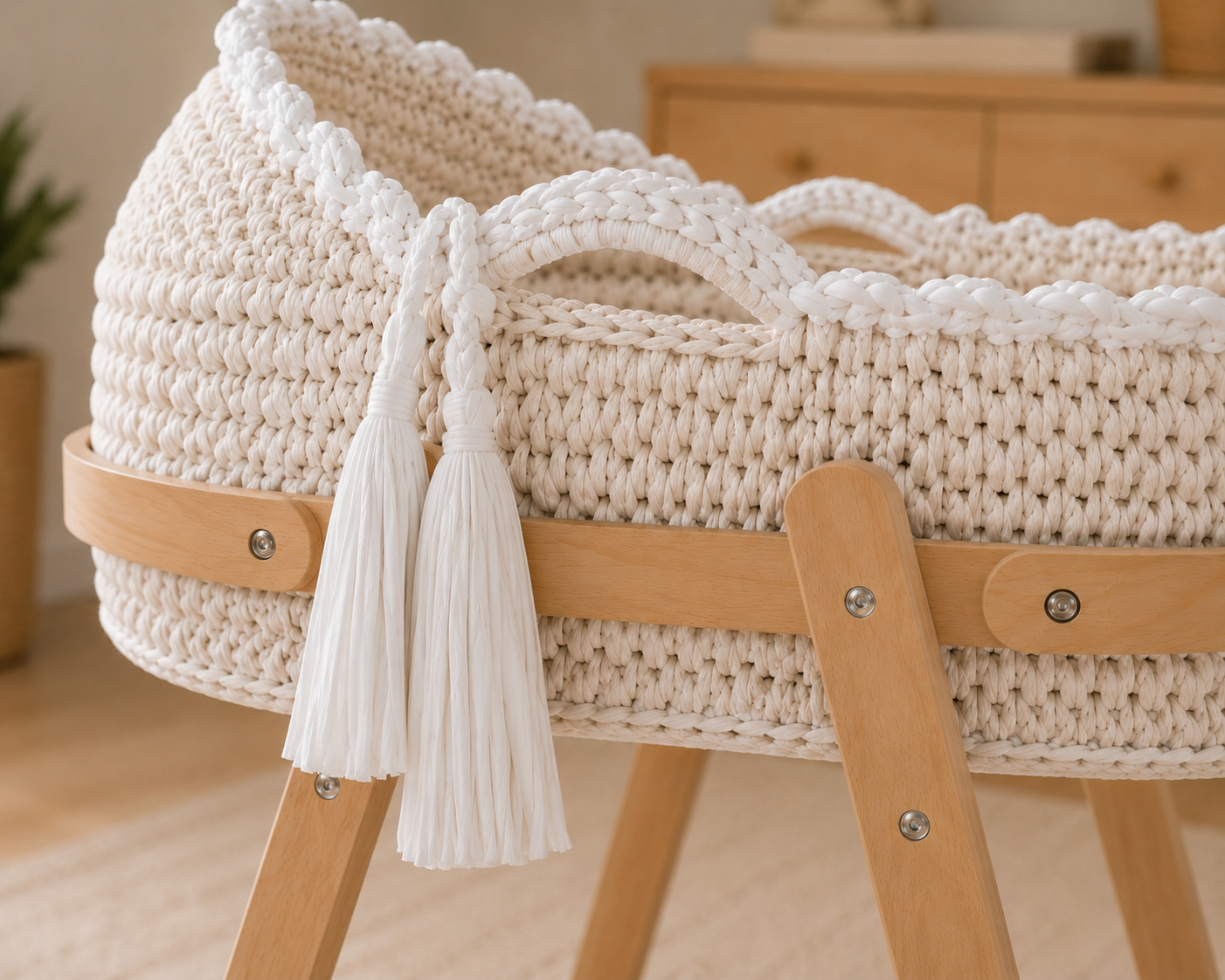 Luxury Scalloped Edge Moses Basket And Stand
